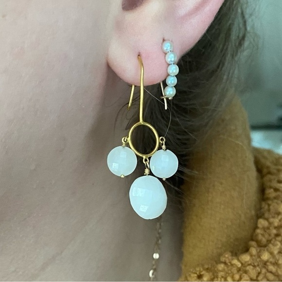 Vicente Agor 18k Gold & White Agate Drop Earrings - Picture 2 of 2